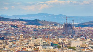 Montjuic tepeden Barselona yukarıda görünümü. Sagrada Familia Katedrali.