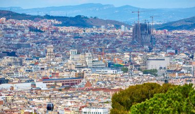 Montjuic tepeden Barselona yukarıda görünümü. Sagrada Familia Katedrali.