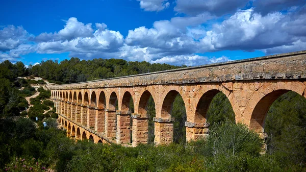 L'aqueduc de Ferrères, également Pont del Diable ou pont du diable, un ancien pont, faisant partie de l'aqueduc romain construit pour alimenter en eau l'ancienne ville de Tarraco, aujourd'hui Tarragone en Catalogne, Espagne . — Photo