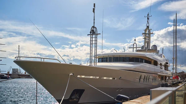 Tarragona, spanien - 6. April 2019: Luxusjacht im Hafen geparkt — Stockfoto