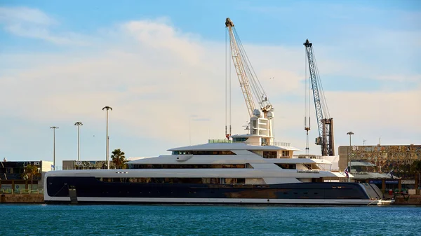 Tarragona, spanien - 6. April 2019: Luxusjacht im Hafen geparkt. — Stockfoto