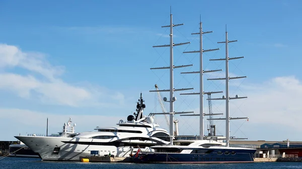 Tarragona, Spanien-april 6, 2019: lyx Yacht Black Pearl parkerad vid havet port — Stockfoto
