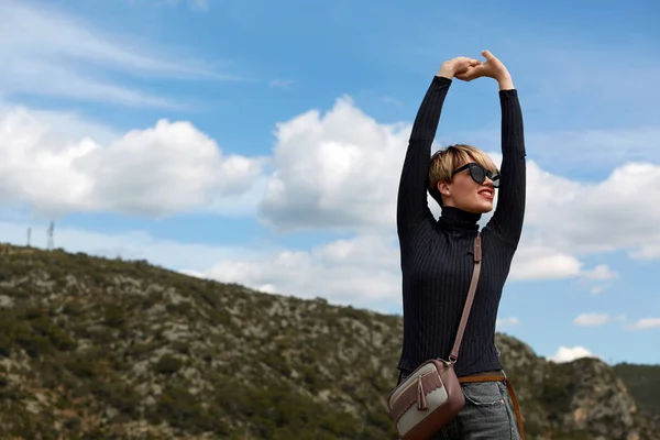 The fashion young woman posing in mountains — Stock Photo, Image