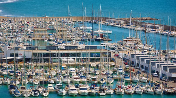 Вид с воздуха на порт Жинеста в Гаррафе, Кастельфельс. Барселона. В Испании. Фотография дрона — стоковое фото