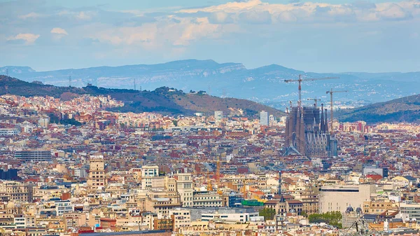 Utsikt över Barcelona från Montjuic Hill. Sagrada Familia Cathedral. — Stockfoto