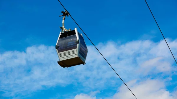 Teleferik arasındaki sahil ve Montjuic hill, Barcelona, İspanya — Stok fotoğraf