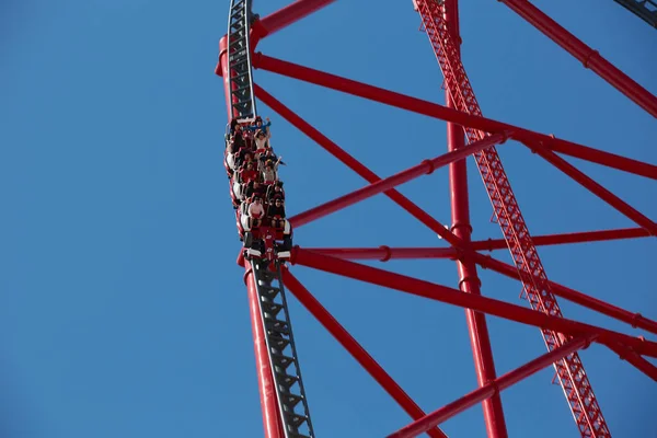 Vila-seca, Tarragona, Spanyol - 9 April 2019: Red force it is 880-meter route, accelerating from 180 km-h in just 5 seconds and reach a maximum height of 112 meter — Stok Foto