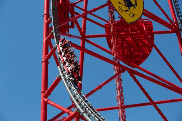 Vila-seca, Tarragona, Spanyol - 9 April 2019: Red force it is 880-meter route, accelerating from 180 km-h in just 5 seconds and reach a maximum height of 112 meter — Stok Foto