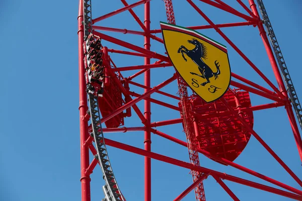 Vila-seca, Tarragona, Spanyol - 9 April 2019: Red force it is 880-meter route, accelerating from 180 km-h in just 5 seconds and reach a maximum height of 112 meter — Stok Foto