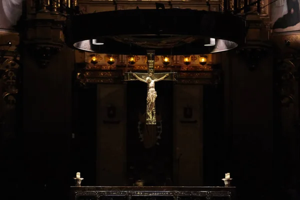 Montserrat, España - 5 de abril de 2019: Antiguo crucifijo medieval en la iglesia italiana - de madera . —  Fotos de Stock