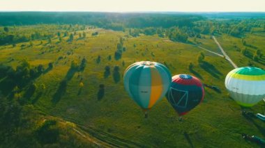 kalkış hava balonu başlangıç sinek yaz günbatımı, hava sahasının çim alanda, insanlarla yaz akşamında, uçuş için bir balon hazırlanması balonlar günbatımı, hava balonları