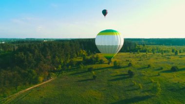 Sıcak hava balonunda uçuyor. Kırsal bir alanda gökyüzünde sıcak hava balonu. Havadan görünüm. Kırsal bir alanda gökyüzünde sıcak hava balonu.