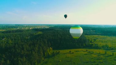Sıcak hava balonunda uçuyor. Kırsal bir alanda gökyüzünde sıcak hava balonu. Havadan görünüm. Kırsal bir alanda gökyüzünde sıcak hava balonu.