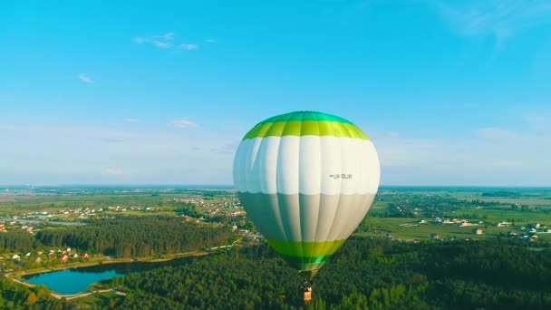 熱気球の上を飛ぶ。田舎の野原の上空に熱気球。航空写真。田舎の野原の上空の熱気球. — ストック動画