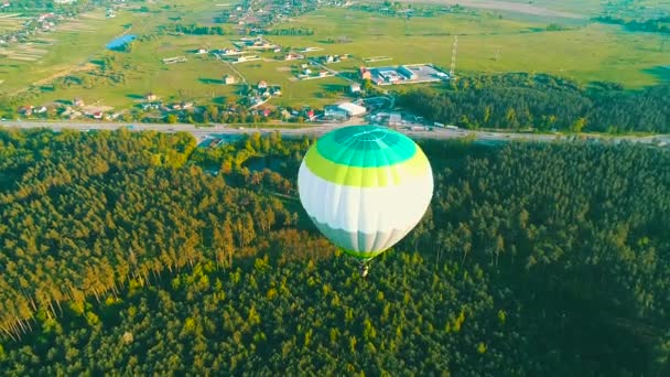 熱気球の上を飛ぶ。田舎の野原の上空に熱気球。航空写真。田舎の野原の上空の熱気球. — ストック動画