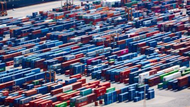 Barselona, İspanya - 8 Nisan 2019: Yük taşımacılığı ve küresel iş için Endüstriyel Liman. Sevkiyat bekleyen konteynerler