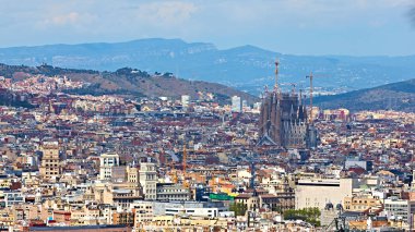 Montjuic tepeden Barselona yukarıda görünümü. Sagrada Familia Katedrali.
