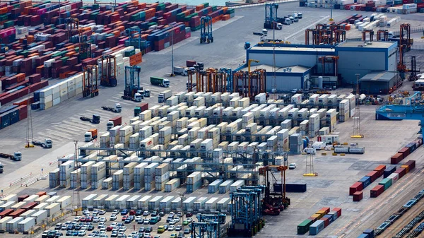 Barcelona, Spanje-8 april 2019: industriële haven voor goederenvervoer en wereldwijde bedrijfsvoering. — Stockfoto