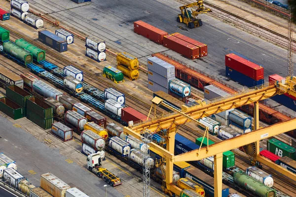 Barcelona, Spanien April 8, 2019: Luftfoto på industrihavn Mare Combinato Sl. Lastbiler, last, banegård . - Stock-foto