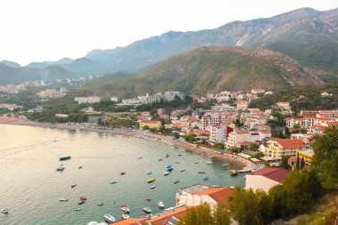 Karadağ, Rafailovici. Deniz plaj gün batımı görünümü.