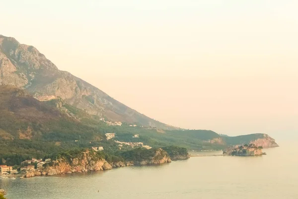 Den liggande Adriatiska kusten av Bar, Montenegro. — Stockfoto