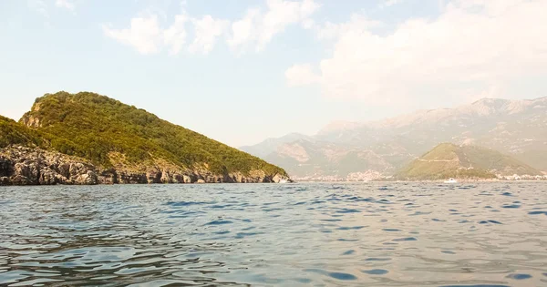 The rocks over the transparent ocean water. Montenegro. Rafailovici. — Stock Photo, Image