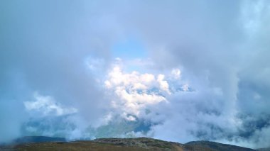 Dağ sırası panoramik manzarayı gölgeler. Karpat Dağları