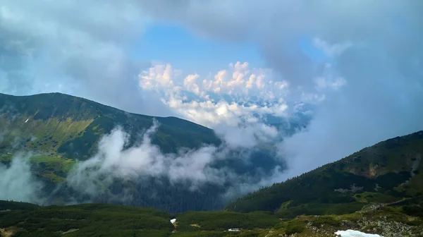 Η οροσειρά έχει σύννεφα πανοραμικό τοπίο. Καρπάθια Όρη — Φωτογραφία Αρχείου