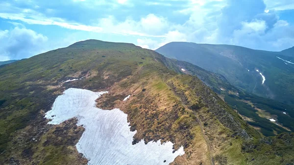 La chaîne de montagnes nuage paysage panoramique. Les Carpates — Photo