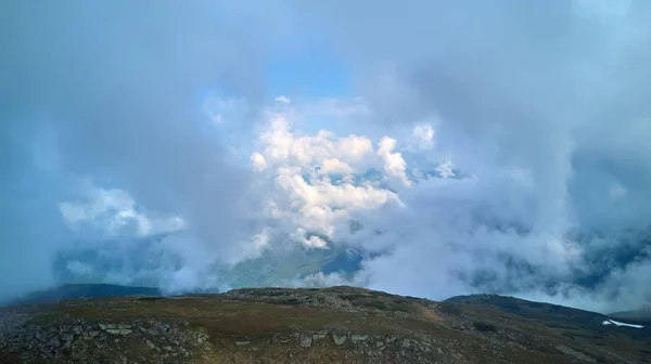 Grzbiet górski z skalistymi roślinami. Panoramiczny widok z góry grzbietu na tle doliny. Karpat — Zdjęcie stockowe