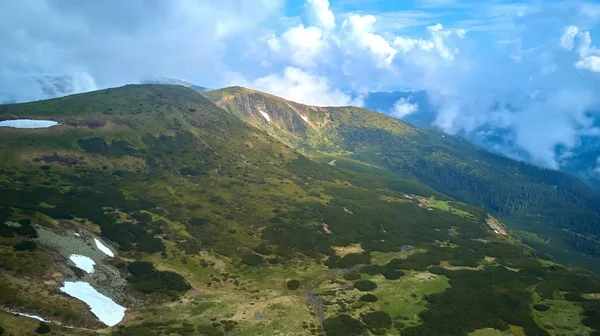Crête de montagne avec affleurements rocheux. Vue panoramique depuis le sommet de la crête sur fond de vallée. Les Carpates — Photo