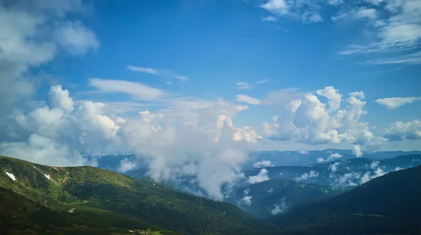 Η οροσειρά έχει σύννεφα πανοραμικό τοπίο. Καρπάθια Όρη — Φωτογραφία Αρχείου