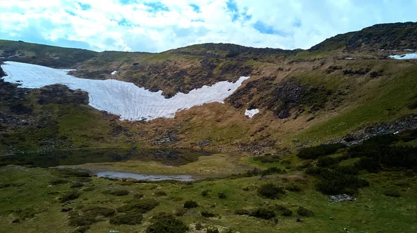 A cordilheira nubla a paisagem panorâmica. Montanhas Cárpatas — Fotografia de Stock