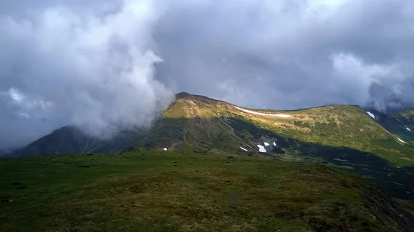 A cordilheira nubla a paisagem panorâmica. Montanhas Cárpatas — Fotografia de Stock
