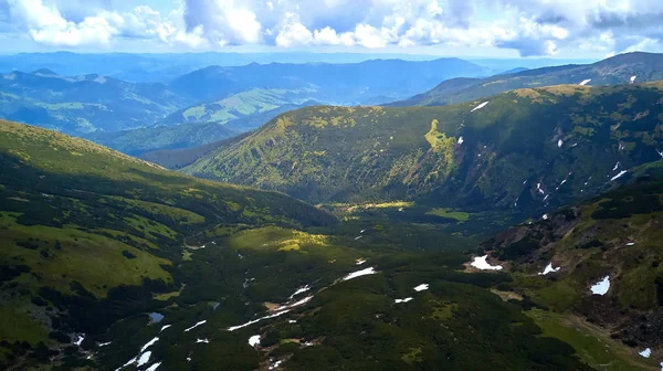 Montanha com afloramentos rochosos. Vista panorâmica do topo do cume no fundo do vale. Montanhas Cárpatas — Fotografia de Stock