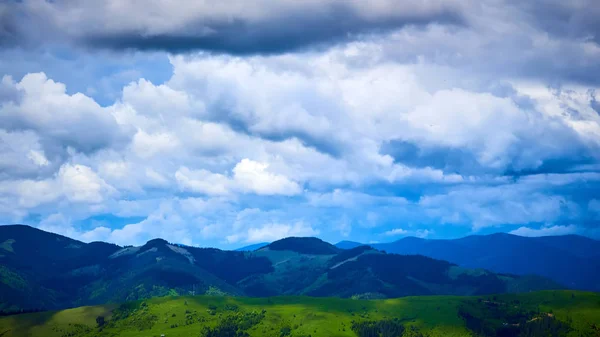 Belles Alpes suisses. Vue imprenable sur la montagne avec de hauts sommets, des collines verdoyantes et des nuages bas dans la vallée — Photo