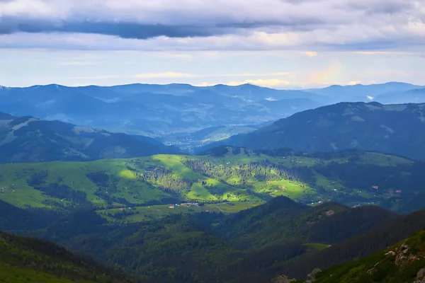 Bright rolling countryside around a farm in the morning light. Picturesque day and gorgeous scene. Location place Carpathian, Ukraine, Europe. Concept ecology protection. Explore the worlds beauty — Stock Photo, Image