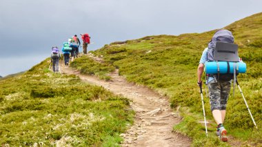 Dağlarda yürüyen bir grup yürüyüşçü