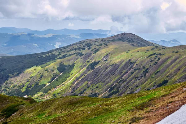 Hermosos alpes suizos. Increíble vista de la montaña con altos picos, verdes colinas y nubes bajas en el valle — Foto de Stock