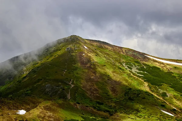 Der Berg in Wolken und Nebel — Stockfoto