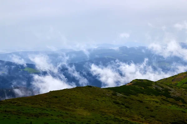 Vista panorámica de las montañas rocosas de los Cárpatos, Ucrania. Hermosa vista de la cresta montenegrina . — Foto de Stock