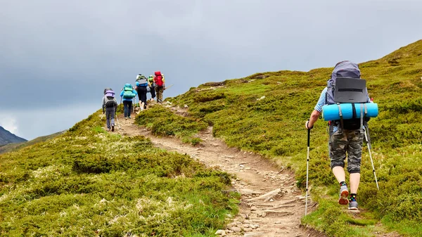 O grupo de caminhantes caminhando nas montanhas — Fotografia de Stock