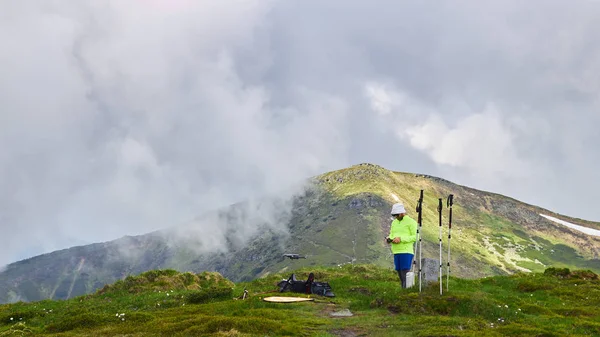 Guy touriste lance quadrocopter dans les montagnes — Photo