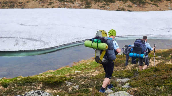 O grupo de caminhantes caminhando nas montanhas — Fotografia de Stock