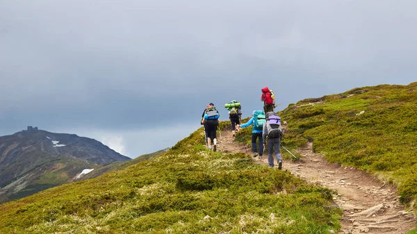 O grupo de caminhantes caminhando nas montanhas — Fotografia de Stock