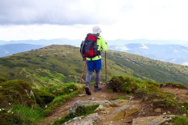 Dağlarda hiking sırt çantası ile seyahat yaşam tarzı başarı kavramı macera aktif tatiller açık dağcılık spor ekose gömlek hipster giyim seyahat adam