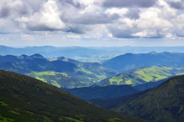 Karpatlar, Ukrayna rocky dağları manzarasına. Karadağ ridge güzel görünümü.