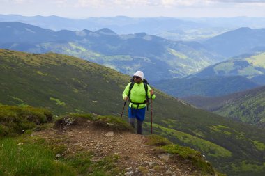 Dağlarda hiking sırt çantası ile seyahat yaşam tarzı başarı kavramı macera aktif tatiller açık dağcılık spor ekose gömlek hipster giyim seyahat adam