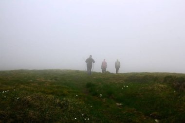 Siste erkek siluetleri. Dağlarda yürüyüş seyahat erkekler.