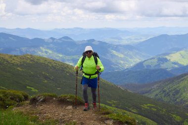 Dağlarda hiking sırt çantası ile seyahat yaşam tarzı başarı kavramı macera aktif tatiller açık dağcılık spor ekose gömlek hipster giyim seyahat adam
